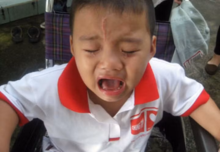 Cháu Thiên Bảo khóc thét khi nhìn di ảnh cha, mẹ (ảnh Phương Nam)