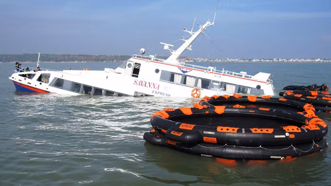 Tau cao toc chim, cuu duoc 9 thuyen vien