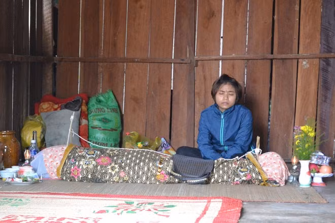 Ga chong tan bao do xang thieu chet vo