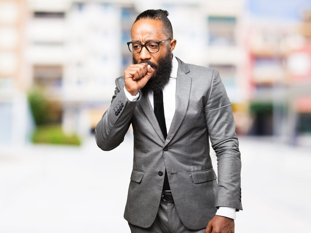 Ho kéo dài: Ho mạn tính từ 3 tuần trở lên không kèm theo các triệu chứng khác, chẳng hạn cảm lạnh hoặc dị ứng, có thể là triệu chứng ban đầu của ung thư phổi. Bệnh bạch cầu cũng có thể dẫn đến các triệu chứng giống viêm phế quản. Nếu nó khác với cơn ho thông thường và kéo dài hoặc bạn ho ra máu, đó là điều cần chú ý. Một số bệnh nhân ung thư phổi cho biết họ bị đau ngực kéo dài lên đến vai hoặc xuống cánh tay. Ảnh: Wetteronline.