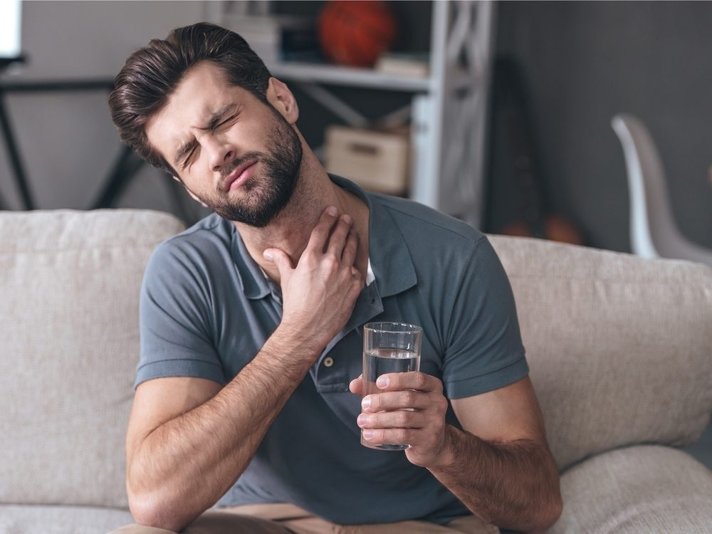 Khó nuốt: Đau họng kéo dài trong vài tuần và trở nên trầm trọng hơn có thể là triệu chứng của ung thư vòm họng hoặc ung thư dạ dày. Ngoài ra, tình trạng này cũng giống dấu hiệu ban đầu của ung thư phổi. Ảnh: Naver.