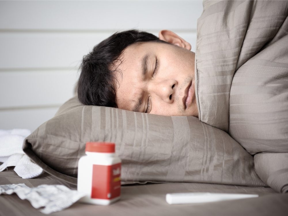 Sốt hoặc nhiễm trùng thường xuyên: Nếu bạn vẫn khỏe mạnh nhưng lại bị ốm hoặc sốt thường xuyên hơn, đó có thể là dấu hiệu ban đầu của bệnh bạch cầu. Căn bệnh ung thư máu này khiến cơ thể sản sinh ra các tế bào bạch cầu bất thường, làm suy yếu khả năng chống nhiễm trùng của cơ thể. Ảnh: Alodokter.