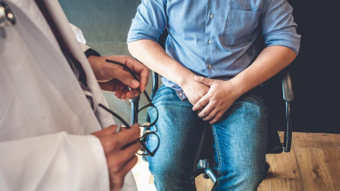 Tinh hoàn thay đổi: Tiến sĩ Maurie Markman, bác sĩ chuyên khoa ung thư tại Trung tâm Điều trị Ung thư Mỹ, cho biết trong khi phụ nữ cần để ý hình dáng và cảm giác của bộ ngực, nam giới phải chú ý đến tinh hoàn. Nếu bạn nhận thấy những thay đổi về kích thước (với một hoặc cả hai), sưng to hoặc nặng hơn, hay cảm thấy có khối u, những triệu chứng này có thể là dấu hiệu của ung thư tinh hoàn. Ung thư tinh hoàn thường gặp nhất ở nam giới trẻ và trung niên. Ảnh: Siumed.