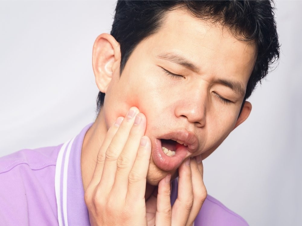 Vết loét hoặc đau trong miệng: Mụn rộp lành có lẽ không đáng lo ngại. Nhưng nếu bạn nhận thấy vết loét không lành, cảm giác đau nhức xung quanh, mảng trắng hoặc đỏ trên nướu hoặc lưỡi, sưng hoặc tê hàm, đó có thể là dấu hiệu của một số bệnh ung thư miệng. Nam giới hút thuốc hoặc sử dụng thuốc lá nhai có nguy cơ phát triển ung thư miệng. Những người này cần phải chú ý hơn đến vết loét trong miệng không nhanh lành so với người không hút thuốc. Ảnh: Rd.