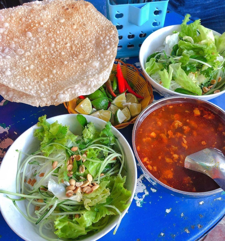Mon an nuc tieng Quy Nhon nhin ngo bun rieu, nem thu moi thay huong vi dac biet-Hinh-6