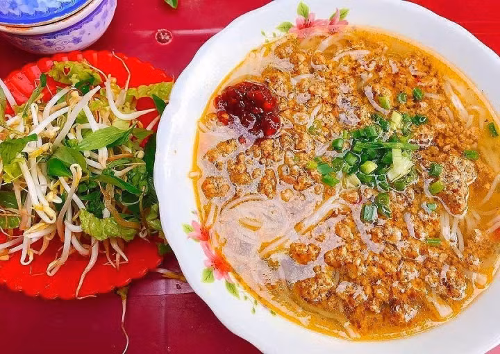Mon an nuc tieng Quy Nhon nhin ngo bun rieu, nem thu moi thay huong vi dac biet