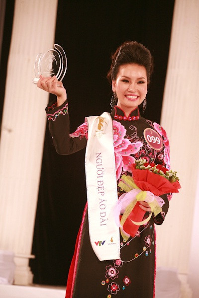 4 người đẹp Việt vướng lùm xùm đời tư bị tước danh hiệu là ai? 4 nguoi dep Viet vuong lum xum doi tu bi tuoc danh hieu la ai?