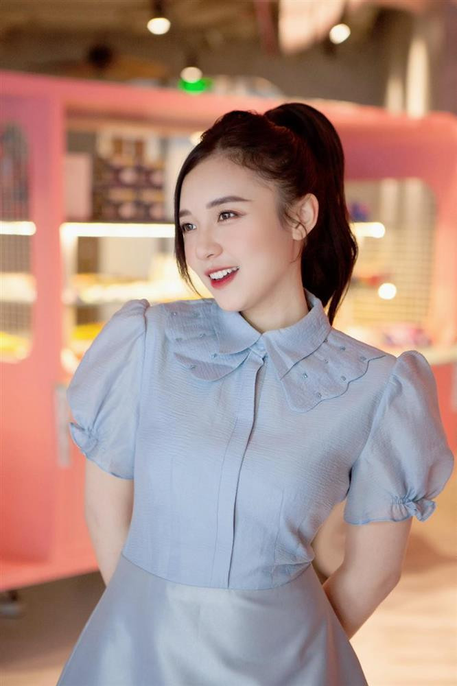 Bất ngờ danh tính nữ MC VTV bật khóc khi dẫn sóng trực tiếp - Hình 4 Bat ngo danh tinh nu MC VTV bat khoc khi dan song truc tiep-Hinh-4