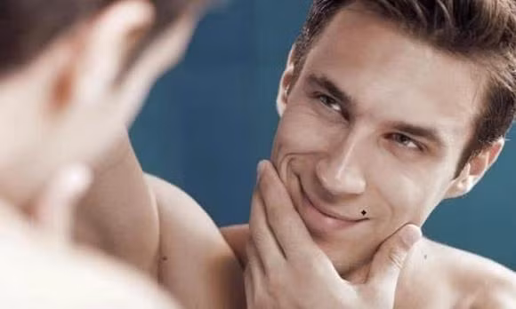 Dan ong so huu nhung not ruoi nay trang hoa da tinh