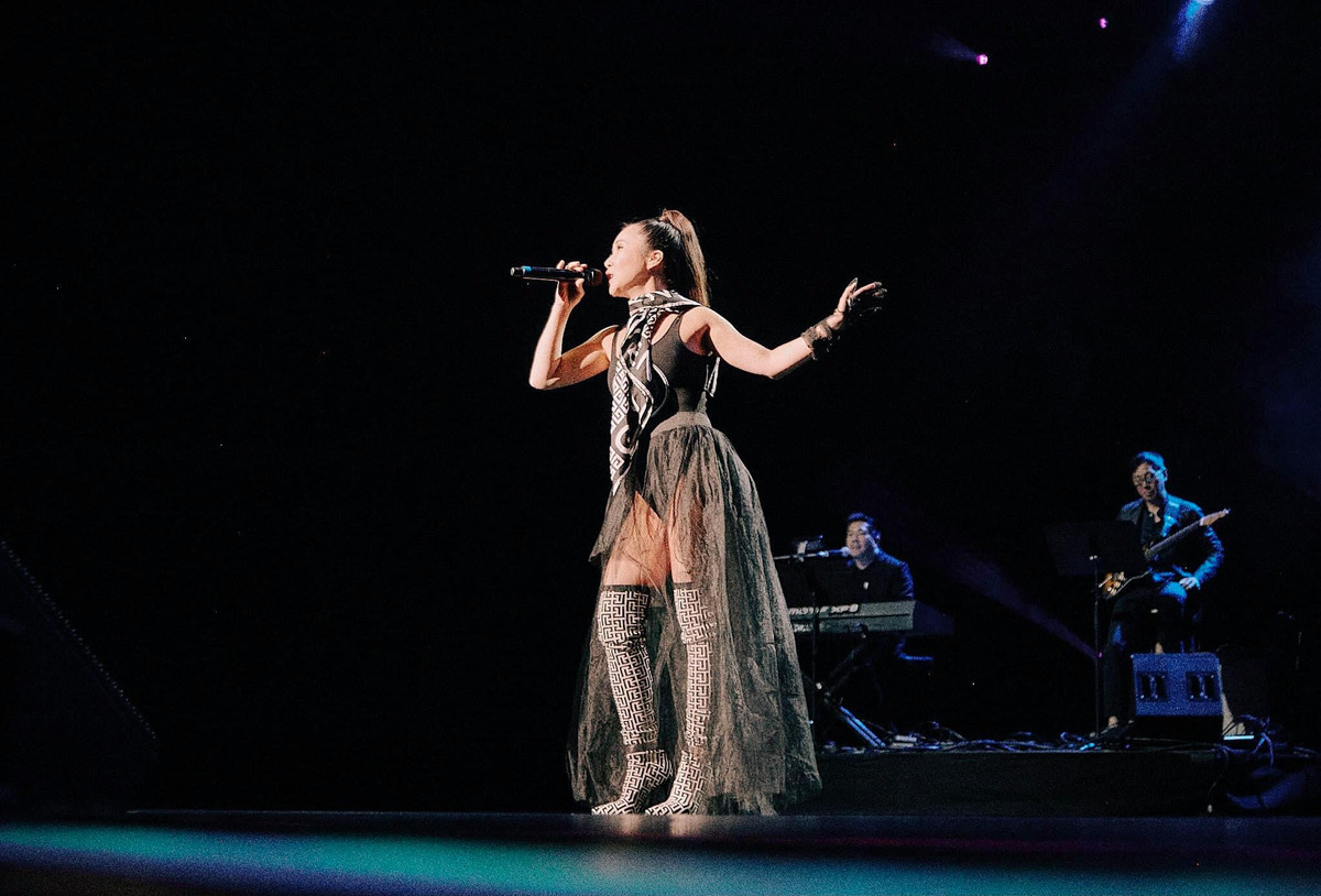 Hương Tràm đi hát với trang phục như áo tắm đóng khố gây tranh cãi - Hình 6 Huong Tram di hat voi trang phuc nhu ao tam dong kho gay tranh cai-Hinh-6