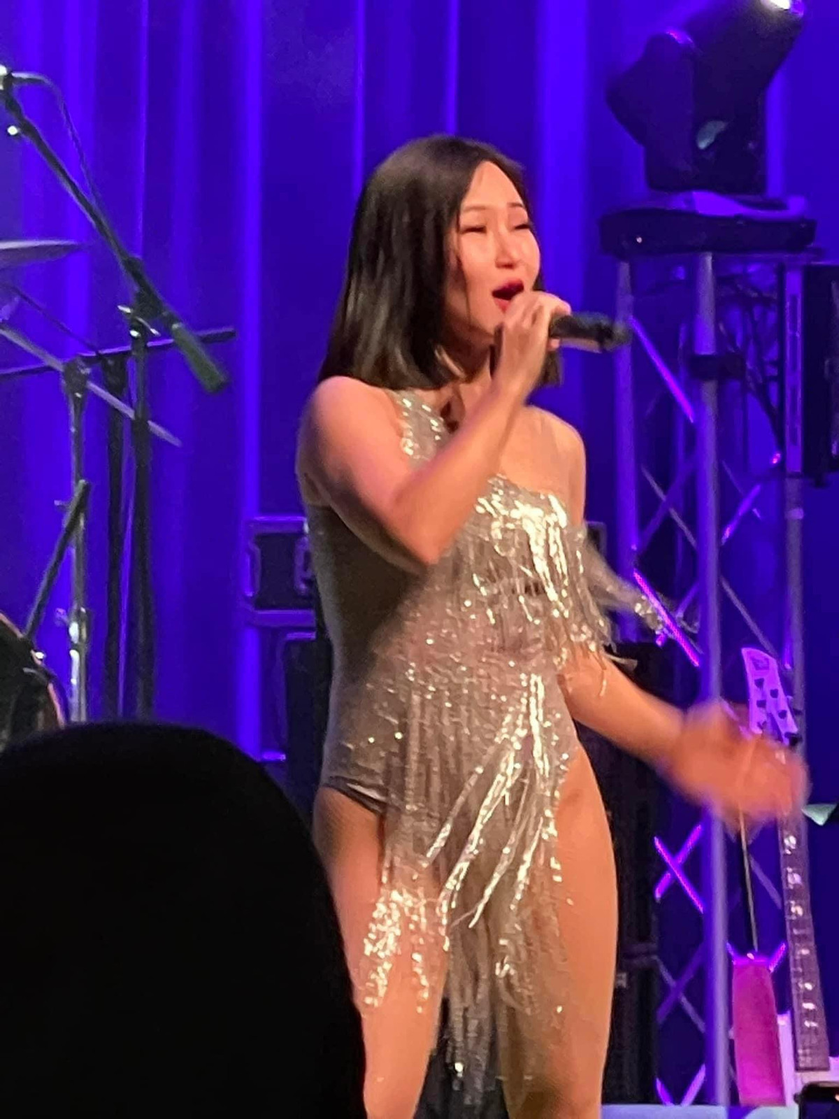 Hương Tràm đi hát với trang phục như áo tắm đóng khố gây tranh cãi Huong Tram di hat voi trang phuc nhu ao tam dong kho gay tranh cai