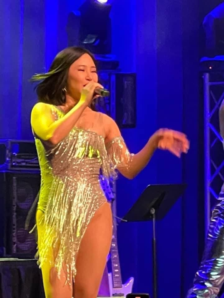 Hương Tràm đi hát với trang phục như áo tắm đóng khố gây tranh cãi - Hình 2 Huong Tram di hat voi trang phuc nhu ao tam dong kho gay tranh cai-Hinh-2