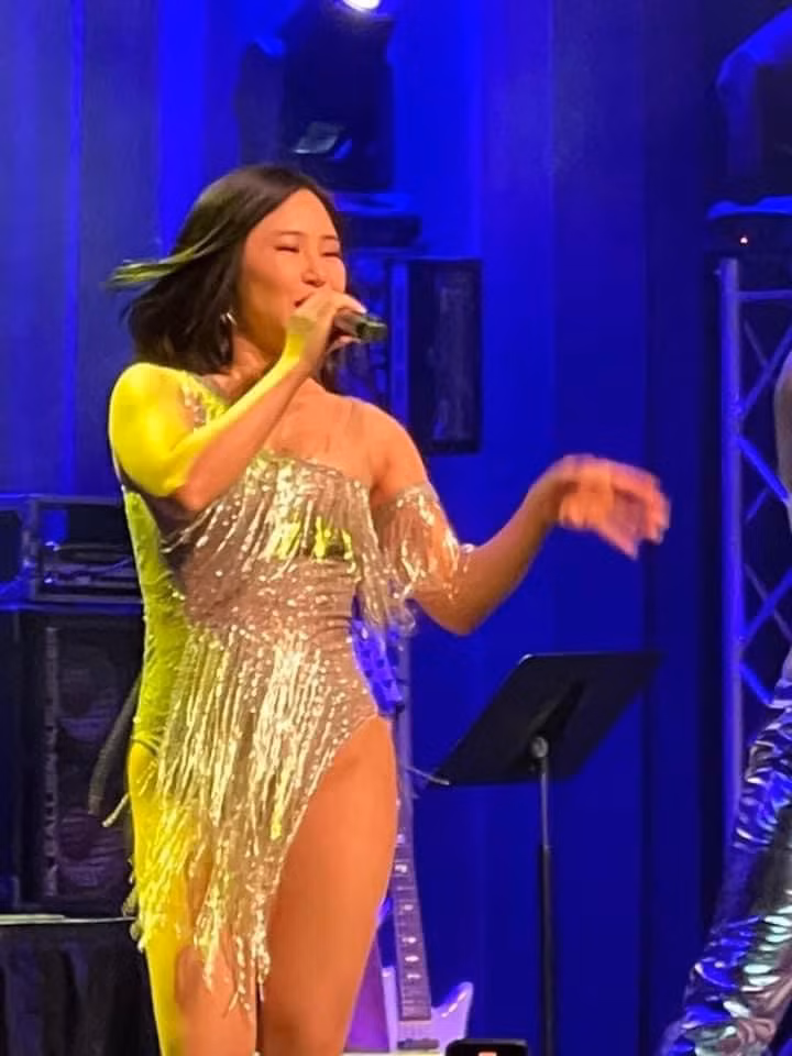 Huong Tram di hat voi trang phuc nhu ao tam dong kho gay tranh cai-Hinh-2