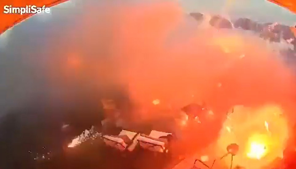 Tiệc pháo hoa thất bại khiến cả gia đình bỏ chạy tán loạn - Hình 3 Tiec phao hoa that bai khien ca gia dinh bo chay tan loan-Hinh-3