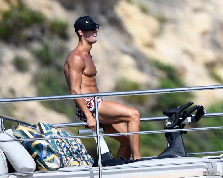 Majorca - thiên đường tiệc tùng xuyên đêm được sao hạng A ưa thích Majorca - thien duong tiec tung xuyen dem duoc sao hang A ua thich