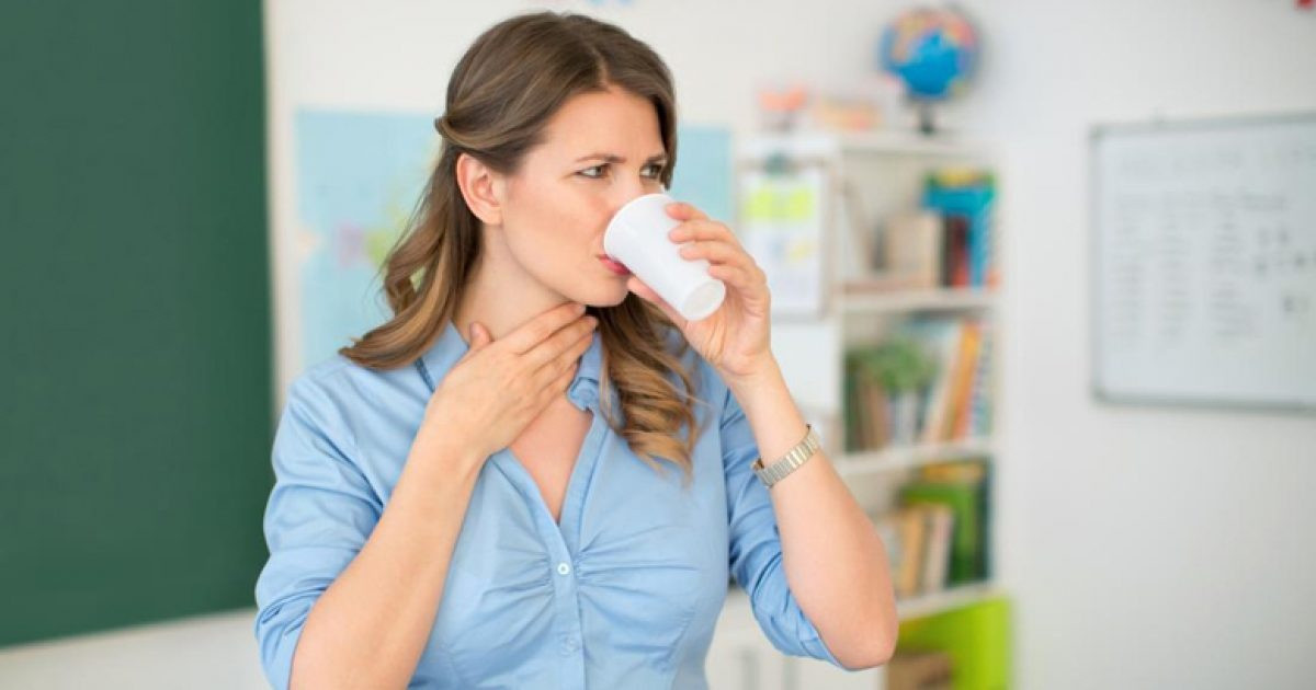 Khó nuốt: Nếu bạn cảm thấy như thức ăn bị mắc kẹt trong cổ họng hoặc đau đớn khi nuốt, đó có thể là dấu hiệu của vấn đề gì đó nghiêm trọng như ung thư thực quản. Theo Trung tâm Kiểm soát và Phòng ngừa Dịch bệnh Mỹ (CDC), ung thư thực quản phổ biến hơn ở người lớn trên 55 tuổi và nguy cơ xảy ra ở nam giới cao gấp 3-4 lần so với nữ. Những vấn đề khác có thể gây khó nuốt bao gồm nhiễm trùng, loét hoặc mô sẹo (phát triển khi bạn bị trào ngược axit mạn tính). Ngoài ra, bệnh viêm thực quản tăng bạch cầu ái toan (EOE), chứng viêm dị ứng mạn tính, là nguyên nhân chính gây ra các vấn đề về nuốt. Ảnh: Telegrafi.