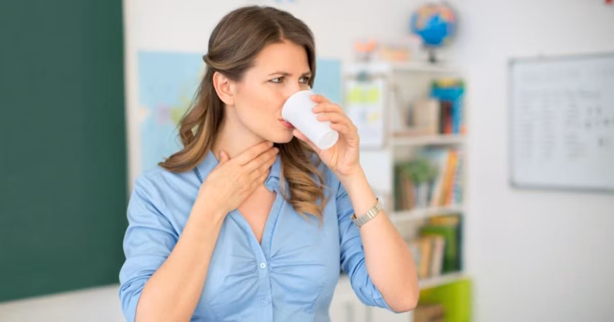 Khó nuốt: Nếu bạn cảm thấy như thức ăn bị mắc kẹt trong cổ họng hoặc đau đớn khi nuốt, đó có thể là dấu hiệu của vấn đề gì đó nghiêm trọng như ung thư thực quản. Theo Trung tâm Kiểm soát và Phòng ngừa Dịch bệnh Mỹ (CDC), ung thư thực quản phổ biến hơn ở người lớn trên 55 tuổi và nguy cơ xảy ra ở nam giới cao gấp 3-4 lần so với nữ. Những vấn đề khác có thể gây khó nuốt bao gồm nhiễm trùng, loét hoặc mô sẹo (phát triển khi bạn bị trào ngược axit mạn tính). Ngoài ra, bệnh viêm thực quản tăng bạch cầu ái toan (EOE), chứng viêm dị ứng mạn tính, là nguyên nhân chính gây ra các vấn đề về nuốt. Ảnh: Telegrafi.