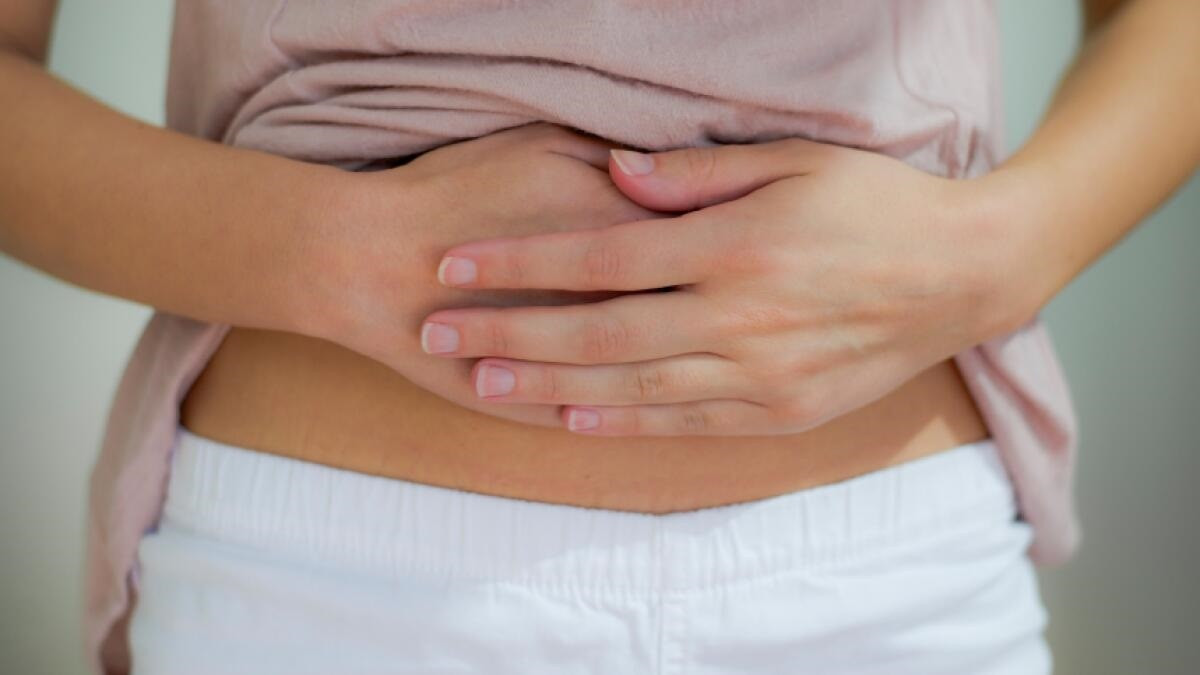 Bụng chướng: Không có gì lạ khi bạn cảm thấy đầy hơi sau khi ăn một bữa ăn lớn. Nhưng nếu bạn cảm thấy chướng bụng, đầy hơi nhiều giờ sau bữa ăn, đó có thể là dấu hiệu cho thấy chất lỏng hoặc khí dư thừa đang hình thành trong ruột non do tắc nghẽn, viêm nhiễm, vi khuẩn phát triển quá mức hoặc một bệnh đường tiêu hóa. Ảnh: Healthgrades.