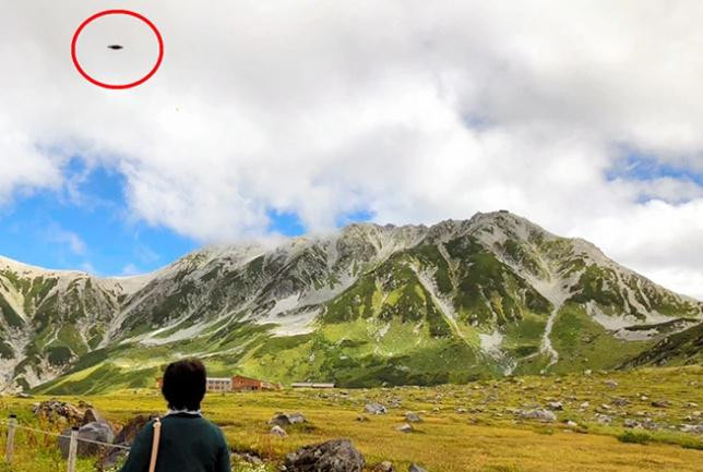 2 buc anh bi an gay xon xao Nhat Ban-Hinh-2