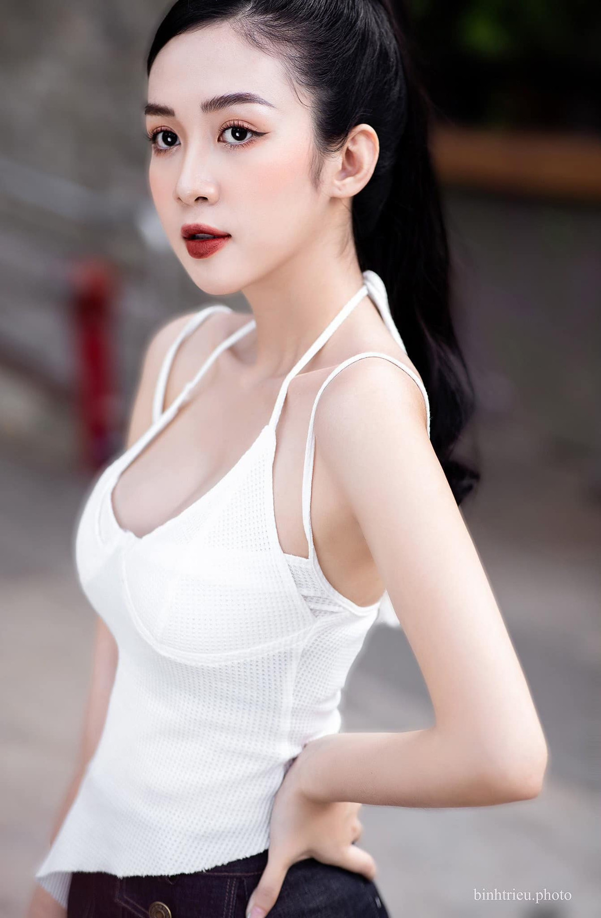 Da nu Phu Yen co than hinh khoe khoan nho cham chi tap vo