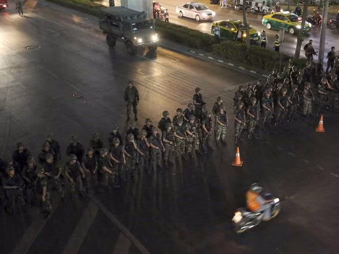 Các binh sĩ Thái Lan xếp thành hàng ngang giữa đường để ngăn chặn những người biểu tình phản đối cuộc đảo chính và các chính trị gia "tụ tập chính trị".