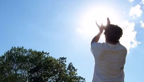 Về nghề nghiệp: Người sinh ngày 12/4 sẽ gặp nhiều may mắn khi làm việc trong quân đội hay lực lượng hải quân. Bạn cũng có khả năng, bản lĩnh khi công tác trong lĩnh vực chính trị.