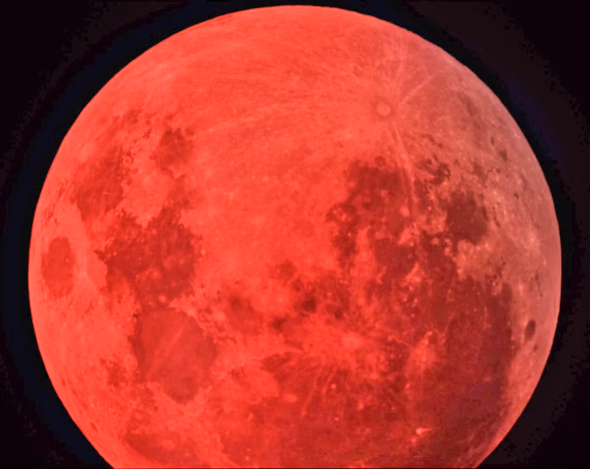 Trong hai ngày từ 14 - 15/4/2014, thế giới sẽ có dịp chứng kiến cảnh tượng đặc biệt, đó là trăng máu. Theo người dân, nguyệt thực cũng chính là mặt trăng máu. Hiện tượng này xảy ra do ánh sáng nảy ra từ bề mặt Mặt trăng bị khúc xạ khi xuyên qua khí quyển trái đất và biến Mặt trăng thành màu đỏ rực.