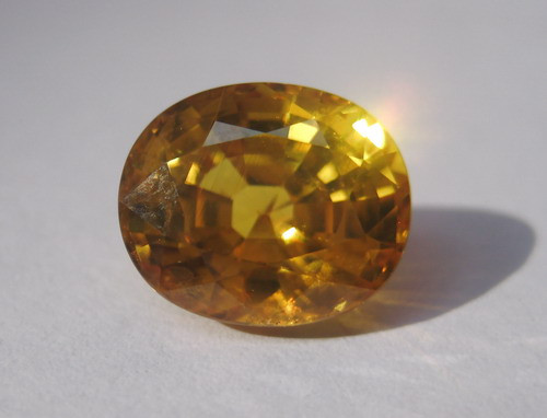 Loại đá quý hợp vận với người sinh ngày 12/4 là sapphire vàng (trong ảnh), đá citrine - thạch anh vàng, đá topaz vàng.
