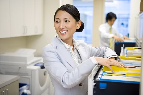 Về nghề nghiệp: Người sinh ngày 14/4 sẽ rất hợp với công việc hành chính hay trở thành nhà hùng biện, nhà thuyết giáo tài năng nhờ khả năng ngôn luận, giao tiếp tốt cũng như có khả năng nắm bắt tâm lý đám đông nhạy bén.