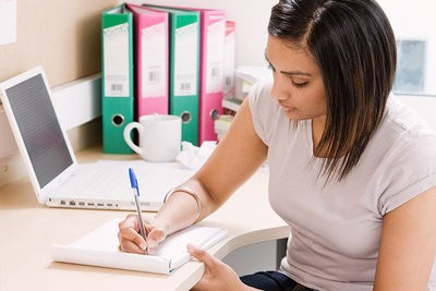 Về nghề nghiệp: Người sinh ngày 15/4 thường có khả năng viết lách tốt nên khá hợp với nghề viết văn hay lĩnh vực liên quan đến giải trí. Bạn sẽ gặt hái được thành công khi đầu quân ở lĩnh vực này.