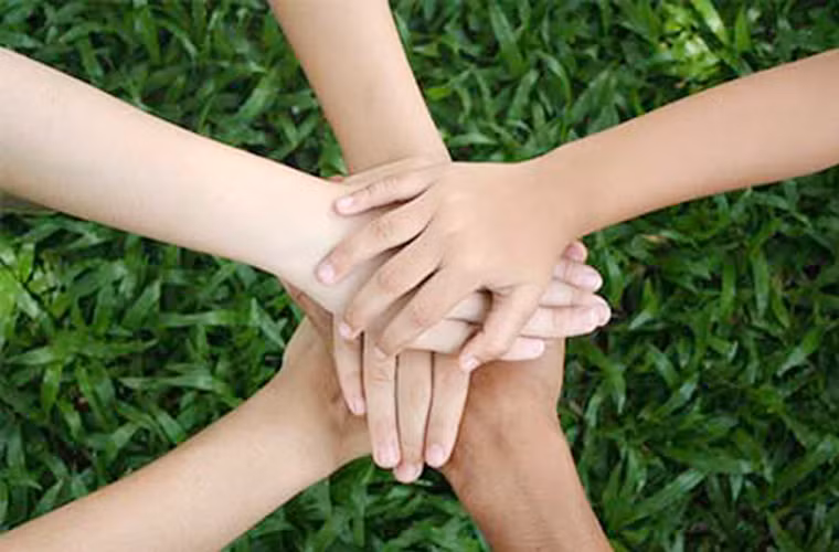 Về bạn bè: Người sinh ngày 6/4 có xu hướng kết thân với người sinh vào nửa cuối tháng 7 và nửa cuối tháng 8. Họ là những người sẽ có tác động lớn tới đời sống tình cảm cũng như công việc của bạn. Những người bạn này trở thành một phần quan trọng trong cuộc sống của người sinh ngày 6/4. Những người sinh vào nửa đầu tháng 10 sẽ là những người ảnh hưởng tiêu cực đến sự nghiệp của bạn.