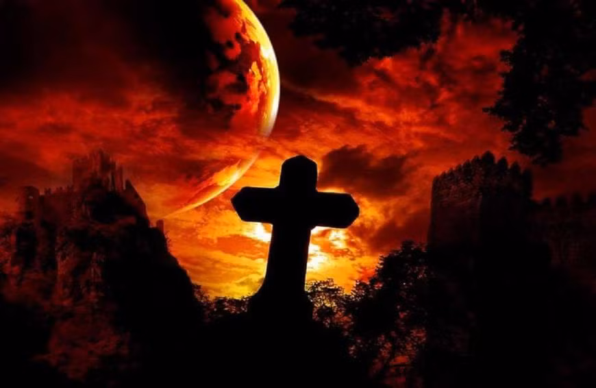 Khi hiện tượng thiên nhiên đặc biệt này sắp diễn ra, Mục sư Hagee - tác giả quyển "Bốn lần trăng máu: Điều gì đó sắp thay đổi" xuất bản năm 2013, dẫn lời ngôn sứ Joel trong Kinh Thánh nhận định: “Mặt trời sẽ trở nên tối tăm và Mặt trăng nhuốm màu chuyển sang màu máu. Ôi ngày vĩ đại, kinh hoàng trước khi Chúa xuất hiện”.