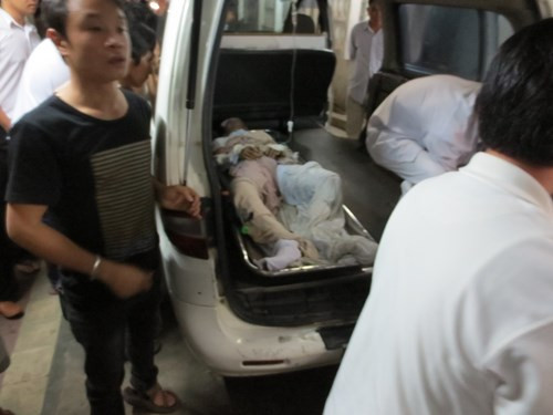 Nạn nhân được đưa đi cấp cứu trong tình trạng nguy kịch.