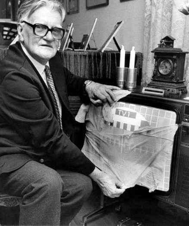 Năm 1962, Thụy Điển chỉ có một kênh truyền hình và phát sóng hình ảnh đen trắng. Khi đó, nhà đài thông báo rằng, "chuyên gia kỹ thuật" của họ là Kjell Stensson sẽ nói với mọi người cách xem hình ảnh màu trên tivi đen trắng của họ. Hàng ngàn người đã làm theo hướng dẫn của nhà đài nhưng đều thất vọng do chúng chỉ là trò bịp để trêu đùa mọi người. Mãi đến năm 1970, chương trình truyền hình phát sóng có màu đầu tiên mới xuất hiện ở Thụy Điển.