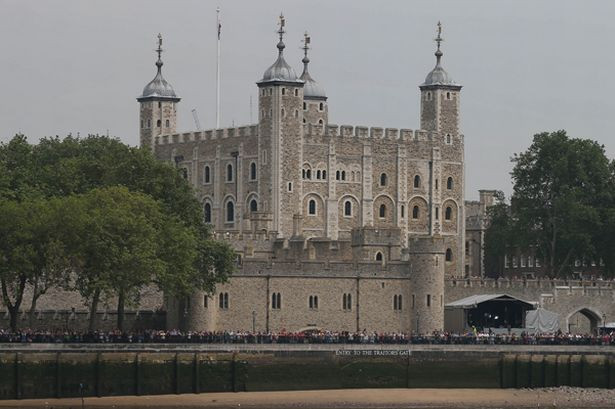 Năm 1860 người dân ở London nhận được lời mời như sau: "Tòa tháp London: Mời mọi người đến xem lễ hội thường niên tắm rửa cho những con sư tử trắng vào Chủ Nhật, ngày 1/4/1860". Đến buổi trưa ngày 1/4, một số lượng lớn người dân tụ tập bên ngoài tòa tháp London. Sau đó, họ vô cùng thất vọng vì nơi đây đã không chăm sóc bất kỳ con sư tử trắng nào trong suốt nhiều thế kỷ.