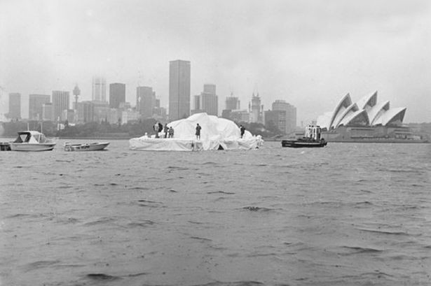 Một xà lan kéo "tảng băng" khổng lồ xuất hiện tại Sydney Harbor vào tháng 4/1978. Dick Smith là một nhà thám hiểm và nhà triệu phú tại Sydney Harbor tuyên bố đã kéo tảng băng trên từ Nam cực về quê hương để cắt thành từng mảnh nhỏ rồi đem bán cho người dân địa phương. Ông cam kết rằng đá từ tảng băng này sẽ giúp tăng thêm mùi vị của bất cứ loại thức uống nào ướp với nó. Khi đài truyền hình đến đưa tin cũng là lúc những cơn mưa bắt đầu kéo đến. Bọt chữa cháy và kem cạo râu trôi đi để lộ một miếng nhựa trắng ở bên dưới. Kết quả là cả thành phố đã trúng một cú lừa ngoạn mục.