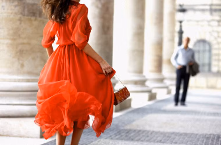 Màu sắc hợp vận với người sinh ngày 5/4 đó là màu đỏ. Đối với những người đang sa sút tinh thần nên vận trang phục màu sáng vì nó sẽ giúp bạn phục hồi tinh thần và trở nên lạc quan hơn trong cuộc sống. Đối với những bạn làm trong lĩnh vực kinh doanh, diện trang phục màu đỏ thẫm trong những ngày trọng đại sẽ đem lại tin vui về tài vận cho bạn.