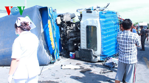 15 người Việt Nam đi trên một chiếc xe khách lúc 5h30 phút sáng nay theo giờ địa phương đã gặp tai nạn khi chiếc xe đâm phải phía sau một xe rơ-moóc 18 bánh.