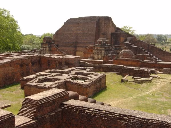 Đại học Nalanda nằm gần Vương Xá (Rājagaha, Rajgir), là nơi từng có hơn 10.000 sinh viên và 2.000 giảng sư, giảng dạy nhiều ngành học khác nhau. Đây cũng là một trong những trường đại học mang tầm vóc quốc tế đầu tiên. Đường Tăng hay còn gọi là Trần Huyền Trang (Đường Tam Tạng) là nhân vật vô cùng quen thuộc với nhiều người thông qua bộ phim truyền hình nổi tiếng “Tây Du Ký”. Vị cao tăng này đã vượt qua muôn trùng gian khổ sang Tây Trúc thỉnh kinh. Theo các tài liệu lịch sử, Huyền Trang là một cao tăng và là một trong 4 dịch giả lớn nhất của Trung Quốc trong mảng kinh sách Phật giáo.