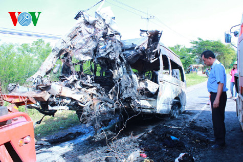 Ba hành khách Việt Nam đã được người lái xe rơ-moóc và đội cứu hộ kéo ra khỏi chiếc xe bị tai nạn và hiện trong tình trạng bị thương nặng, bỏng toàn thân.