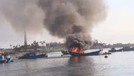 Ảnh minh họa vụ nổ tàu cá trên biển, khiến 3 người mất tích.