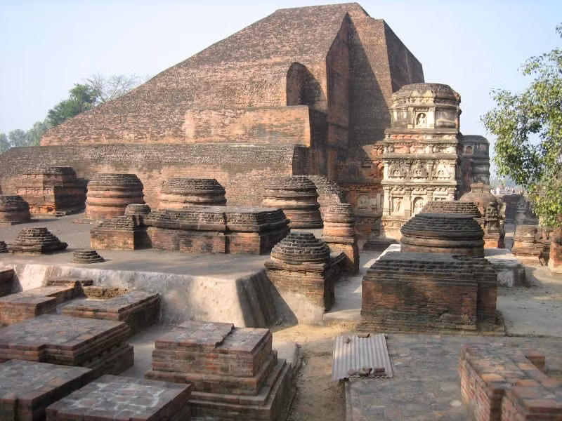 Đại học Nalanda - một cơ sở tôn giáo nổi tiếng, mang tầm cỡ thế giới được xây dựng từ thời vua A Dục, khoảng 300 năm trước Công nguyên.