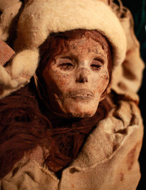 Chiếc quan tài chứa xác ướp "mỹ nhân" Xiaohe có hai bên mạn được chế tạo từ thân cây hồ dương, úp vào nhau. Nắp của quan tài được ghép từ những mảnh gỗ nhỏ đều, phẳng.