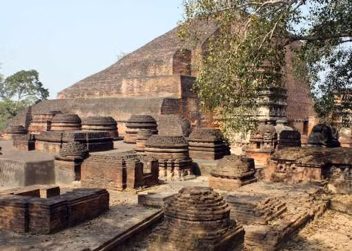 Trường Đại học Nalanda đã phát triển rực rỡ trong thời kỳ đầu thành lập nhờ vào sự ủng hộ mạnh mẽ của các đại đế triều đại Gupta, đặc biệt là Kumaragupta, Harshavardhana (606 - 47) cũng như nhiều vị vua khác của triều đại Pala.