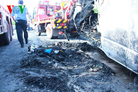 Tổng lãnh sự đã phối hợp với phía chính quyền Thái Lan cũng đưa 13 xác nạn nhân xấu số tới bệnh viện tỉnh Khon Kaen để giám định ADN nhằm xác định danh tính các nạn nhân và trấn an tư tưởng những hành khách Việt Nam đi trong đoàn.