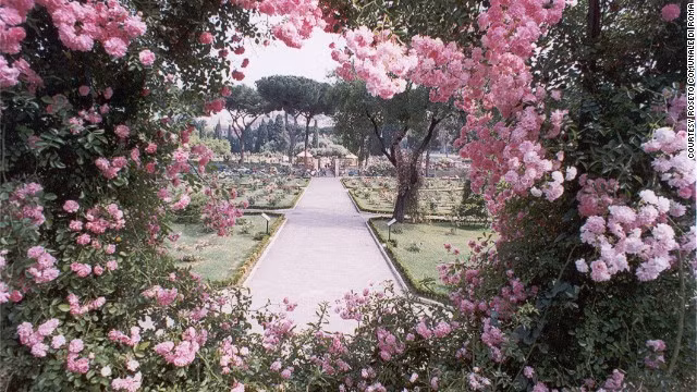 Roseto Comunale ở Italy mê hoặc lòng người với vẻ đẹp lãng mạn, bồng bềnh của những loại hoa hồn tuyệt đẹp. Nơi đây còn tổ chức cuộc thi hoa hồng mỗi tháng.