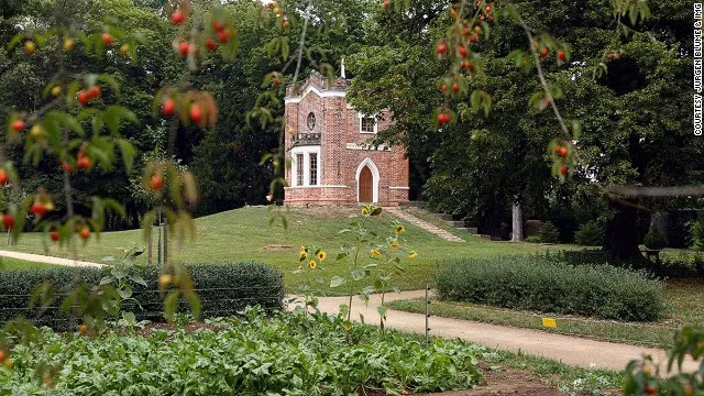 Garden Kingdom Dessau-Woerlitz ở Đức còn được biết đến với tên gọi khác là "Snake House" vì hình dạng nơi đây trông giống một chú rắn. Vợ Hoàng tử Franz xứ Anhalt-Dessau từng chọn nơi đây làm nơi nghỉ dưỡng.