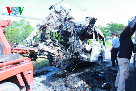 Do chiếc xe khách là loại chạy bằng gas NGV nên xe đã nổ và bốc cháy dữ dội làm 12 hành khách Việt Nam gồm 7 nam giới và 5 phụ nữ và người lái xe Thái Lan bị chết.