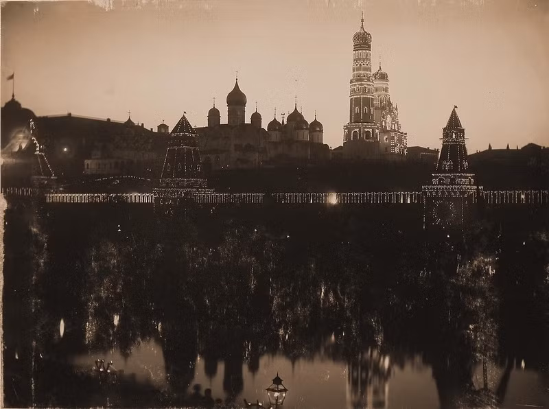 Điện Kremlin soi bóng xuống mặt nước tạo nên khung cảnh đẹp tuyệt vời.