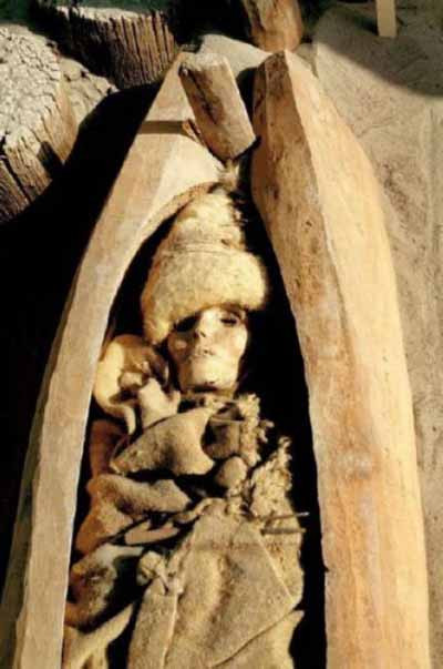 Từ đó, giới chuyên gia suy đoán có thể Xiaohe đã di chuyển một quãng đường hàng nghìn dặm từ phía Tây tới khu tự trị Tân Cương.